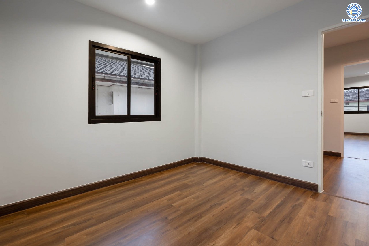 บ้านมือสองตกแต่งใหม่ ม.อักษรา พุทธมณฑลสาย3 ตกแต่งหรูหรา เนื้อที่ 55 ตร.ว. ฟังก์ชัน 3 ห้องนอน 3 ห้องน้ำ จอดรถได้ 2 คัน บนทำเลเชื่อมต่อเมือง ใกล้เซ็นทรัลศาลายา, ม.มหิดล ทางคู่ขนานลอยฟ้าบรมราชชนนี และรายล้อมด้วยสิ่งอำนวยความสะดวกครบ!